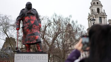 churchill-statue-in-london-defaced-with-anti-israel-messages