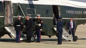president-trump-gives-us-marine-presidential-challenge-coin-for-his-last-flight-(video)