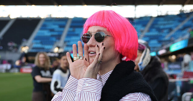 megan-rapinoe-calls-usa-men’s-hockey-team-‘clowns’-for-visiting-trump