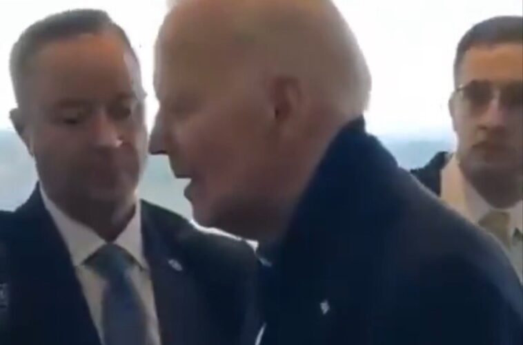 joe-biden-steps-off-plane-in-south-carolina,-takes-disabled-woman’s-phone,-blankly-stares-until-aide-steps-in-(video)