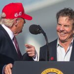 dennis-quaid-flies-air-force-one-with-trump,-takes-stage-at-texas-rally-event-in-corpus-christi
