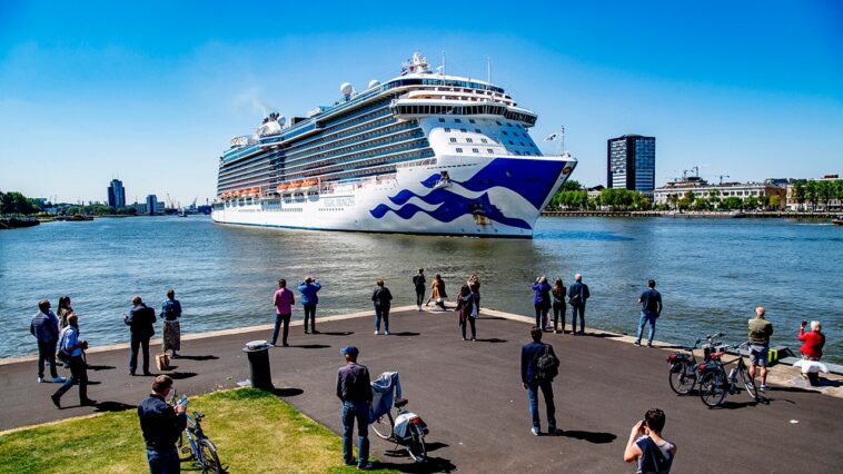 cruise-ship-abruptly-changes-course-to-rescue-people-in-distressed-boat:-‘knew-something’-was-up