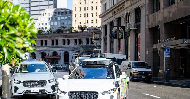 self-driving-waymo-ev-blocked-first-responders-at-austin-mass-shooting-scene