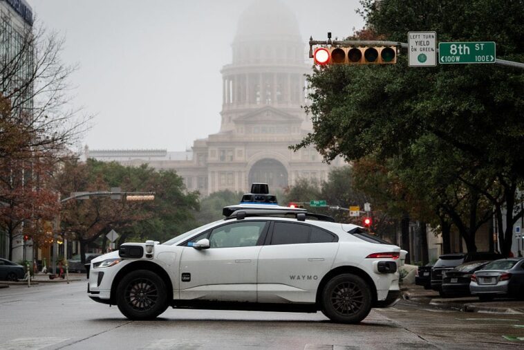 watch:-driverless-waymo-taxi-blocks-emergency-response-to-deadly-austin-shooting