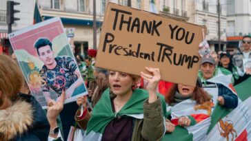 hot-mic:-watch-as-this-cbs-reporter-appears-to-get,-then-openly-defy-orders-to-ignore-crowd-cheering-for-trump’s-decision-on-iran