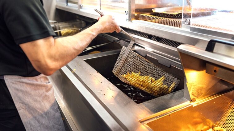 steak-‘n-shake-sparks-online-debate-with-21-cent-bitcoin-bonus-for-workers:-‘this-is-the-way’