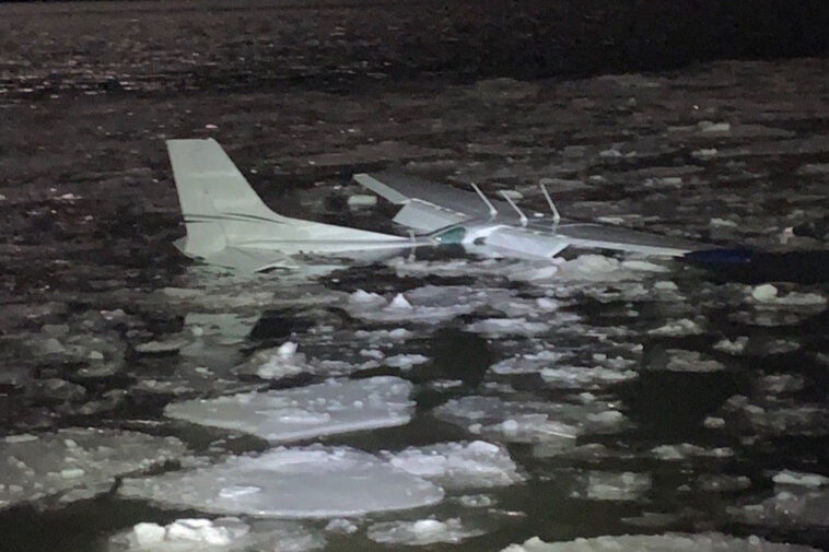 plane-taking-off-from-long-island-crashes-into-icy-hudson-river-during-emergency-landing