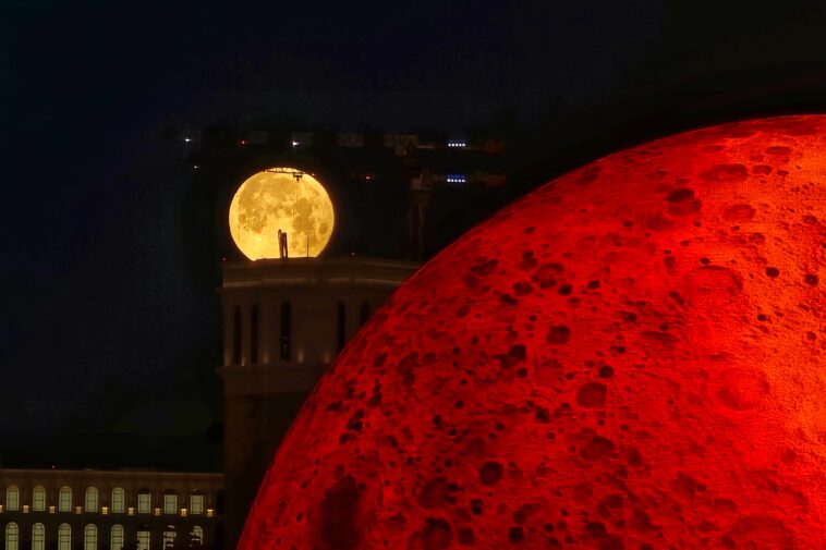 total-lunar-eclipse-creates-blood-moon-to-delight-of-onlookers