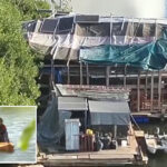 hawaii’s-homeless-avoid-encampment-sweeps-using-massive,-two-story-houseboat-with-solar-panels