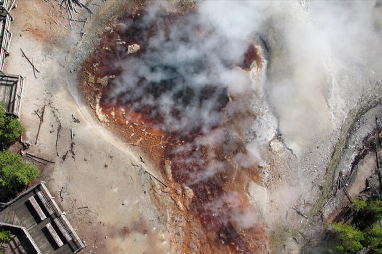 world’s-largest-acidic-geyser-erupts-in-yellowstone-national-park-for-first-time-since-2020