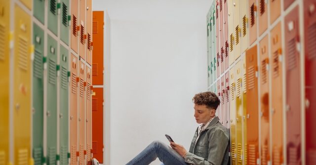 loudoun-county-school-board-settles-lawsuit-with-students-who-questioned-girl-using-boys’-locker-room