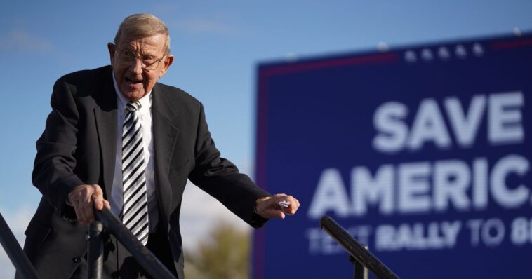 breaking:-college-football-legend-and-vocal-trump-support-lou-holtz-has-died-at-89