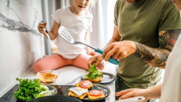 rfk-jr.-announces-plan-to-teach-americans-to-cook:-‘americans-have-forgotten-how-to-cook’