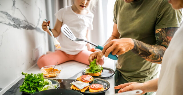 rfk-jr.-announces-plan-to-teach-americans-to-cook:-‘americans-have-forgotten-how-to-cook’