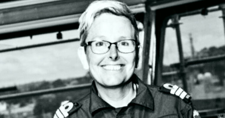 lesbian-‘dei-hire’-captain-of-new-zealand-navy-ship-that-ran-aground-has-been-charged-with-negligence,-will-face-court-martial-over-the-sinking