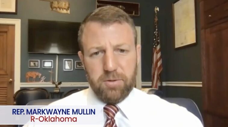 shocking-video-resurfaces:-trump’s-new-dhs-pick-markwayne-mullin-praised-and-hugged-the-cop-who-murdered-unarmed-air-force-vet-ashli-babbitt-–-called-him-a-hero!