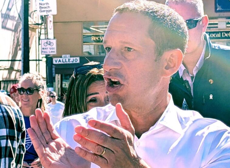 democrat-mayor-of-san-francisco-slowly-walks-away-as-his-security-team-violently-attacked;-officer-left-with-severe-head-injury