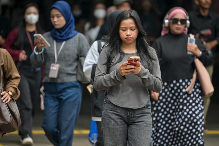indonesia-bans-youtube,-tiktok,-facebook,-instagram-for-kids-under-16:-‘addictive-algorithms’-crackdown