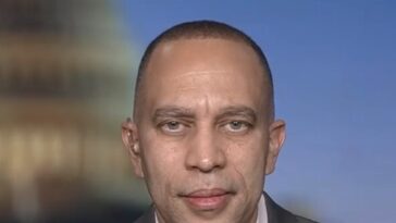 hakeem-jeffries:-trump-shifts-strategic-objectives-in-iran-every-day