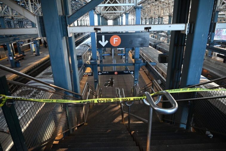 nypd-search-for-suspect-who-pushed-two-men-onto-subway-tracks