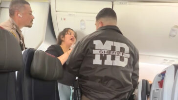 american-airlines-traveler-freaks-out-as-she’s-allegedly-kicked-off-plane-for-playing-videos-on-loudspeaker