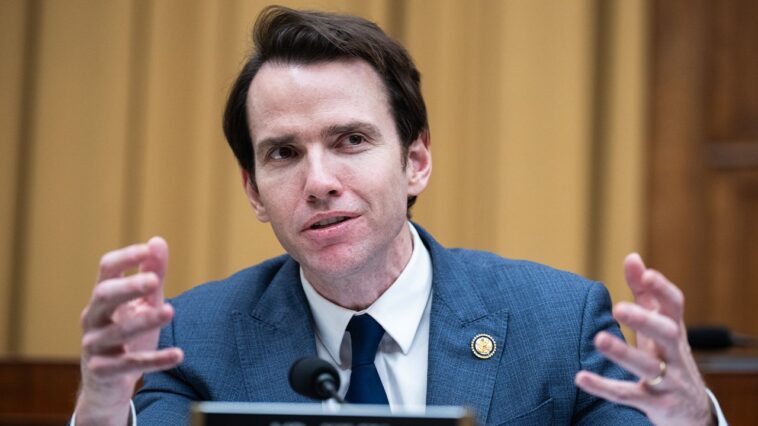 california-house-republican-announces-he’s-leaving-gop-immediately,-thinning-slim-majority