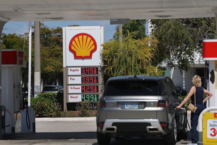 white-house-reassures-americans-about-oil-prices,-hints-at-‘long-term’-relief-at-the-pump