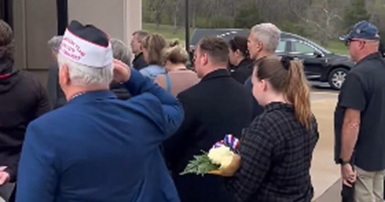 america:-hundreds-of-strangers-show-up-for-funeral-of-navy-veteran-in-tennessee-with-no-known-living-relatives-(video)