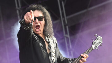 gene-simmons-tells-rich-hollywood-celebrities-preaching-politics-to-‘shut-the-f**k-up’:-‘nobody-cares-what-you-think’