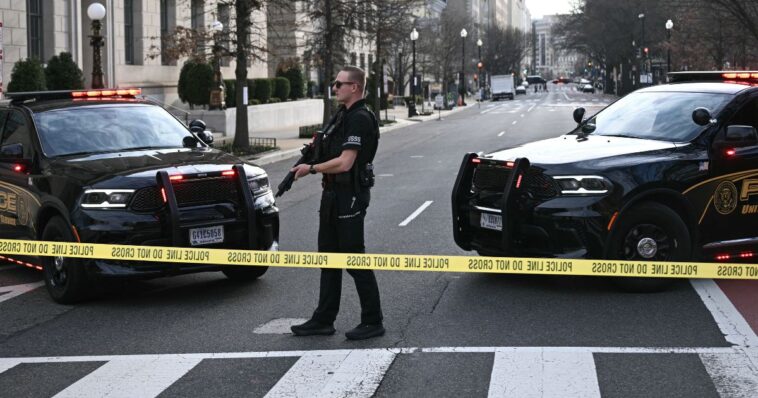 breaking:-vehicle-smashes-through-white-house-barricade,-secret-service-intervenes