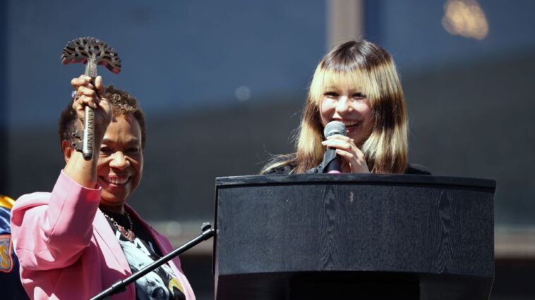 olympic-champ-alysa-liu-receives-key-to-city-in-hometown-rally