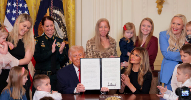 trump-hosts-white-house-ceremony-celebrating-women’s-history-month