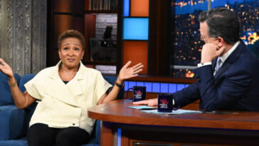 actress-wanda-sykes-urges-stephen-colbert-to-‘go-the-hell-off’-during-his-final-show:-‘burn-this-bi*ch-down’