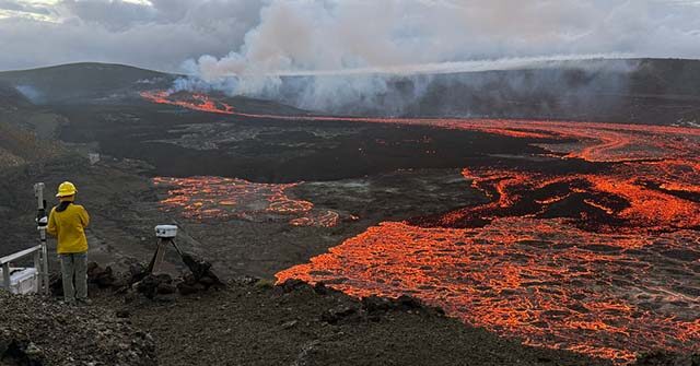 watch:-eruption-of-one-of-the-world’s-busiest-volcanos-in-hawaii-puts-on-spectacular-lava-show