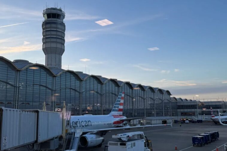 flights-at-three-dc-area-airports-halted-over-‘strong-odor’-at-air-traffic-control-center:-faa