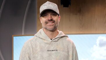 walker-hayes-says-kids-had-‘front-row-seat’-to-struggles,-including-‘alcoholic-dad’