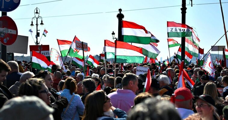 watch:-hungarians-take-to-the-streets-in-greatest-political-march-in-history-to-support-orban’s-government,-reject-war-and-denounce-ukrainian-oil-blackmail