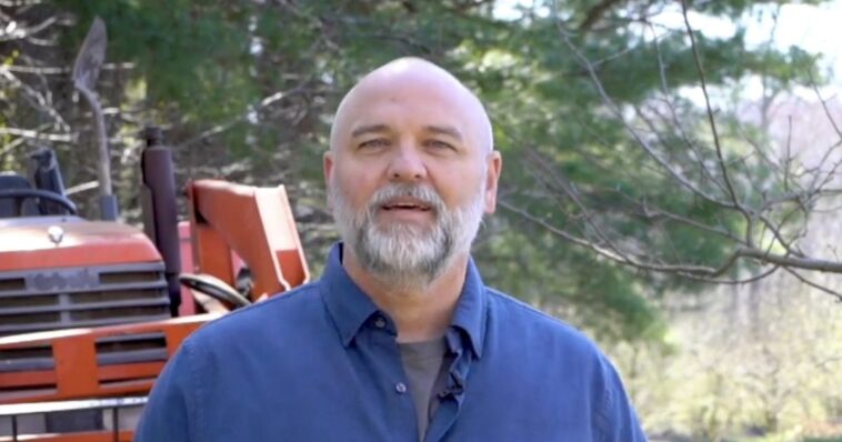 doj-moves-to-dismiss-charges-against-disgraced-army-veteran-who-burned-american-flag-in-front-of-white-house-to-spit-on-president-trump’s-executive-order-cracking-down-on-flag-desecration