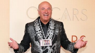 businessman-kevin-o’leary-wears-card-featuring-jordan,-kobe,-lebron-at-oscars