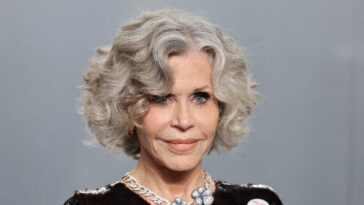 watch:-jane-fonda-protests-paramount-buying-warner-bros.-at-the-oscars,-saying-‘i-slept-with-the-guy’-who-created-cnn