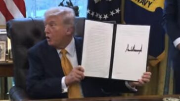 watch:-trump-signs-executive-order-designating-jd-vance-anti-fraud-task-force-chair,-roasts-border-czar-kamala-harris-–-“this-will-not-be-like-a-kamala-where-she-was-put-in-charge-of-the-border”