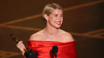 watch:-actress-jessie-buckley-praises-marriage,-motherhood-during-powerful-oscar-winning-speech