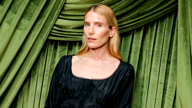 actress-responds-to-daryl-hannah’s-scathing-criticism-of-her-portrayal-in-jfk-jr.-series,-‘love-story’