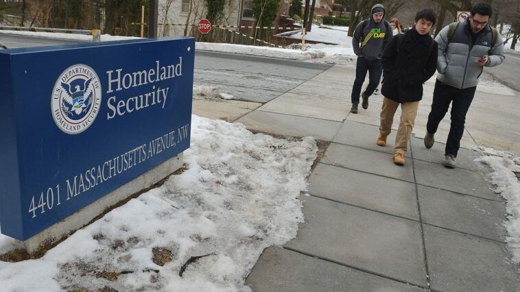 apple-news-fails-to-provide-balanced-coverage-of-dhs-shutdown,-ignores-right-leaning-outlets:-study