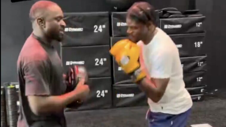 ‘i-salute-every-boxer-out-there’-—-lamar-jackson-boxes-in-offseason-workout