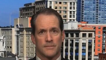 dem-rep.-himes:-kent-‘plays-into’-‘antisemitic-tropes’,-but-‘have-to-hold-him-up’-for-resigning-on-principle