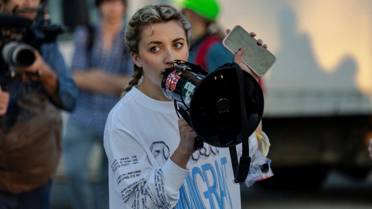 establishment-democrats-fend-off-far-left-influencer-in-primary-to-succeed-rep-jan-schakowsky