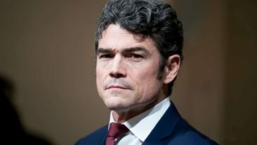 man-bravely-resigns-from-trump-administration-at-great-cost-of-doing-podcast-tour,-getting-book-deal