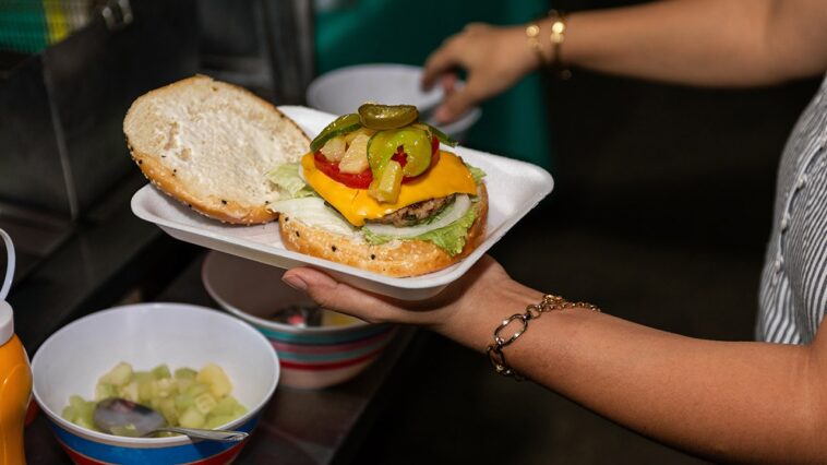 restaurant-owner-could-‘go-broke’-under-blue-state’s-proposed-to-go-packaging-ban,-he-warns