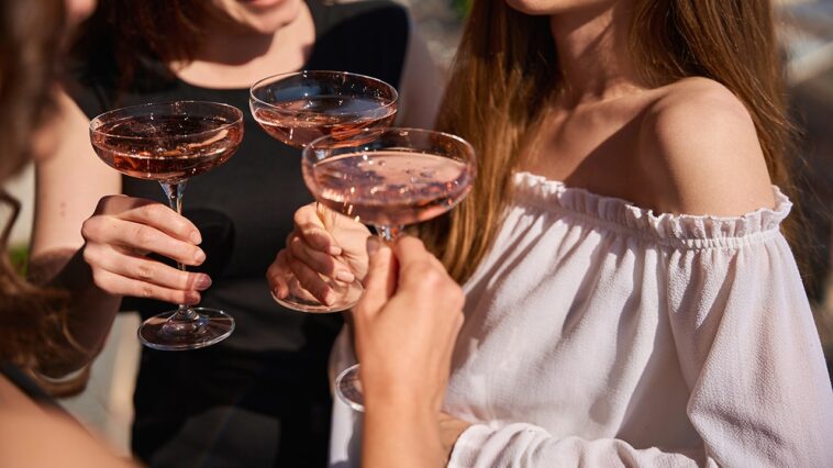 bars-turn-to-‘tiny’-cocktails-as-americans-trim-drinking,-spending-amid-rising-prices